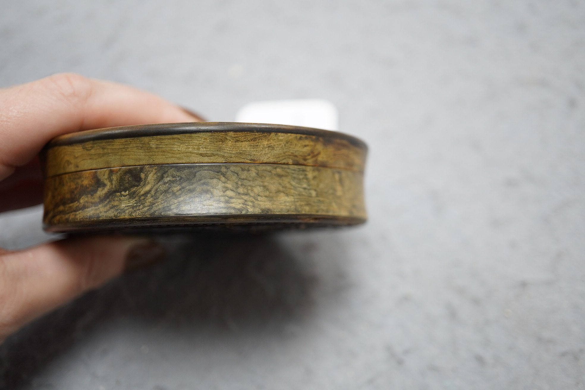 A Chinese tortoiseshell circular snuff box with gold piqué work cover, early 19th century